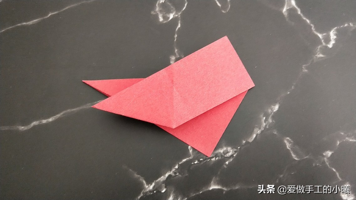 玫瑰花正方形折纸教程图解,怎么样用折纸叠出来简单的玫瑰花