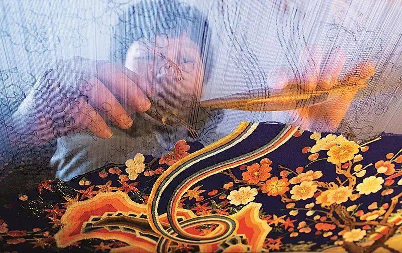 600克真金，145只孔雀羽毛，3年复原龙袍，到底有多壕？