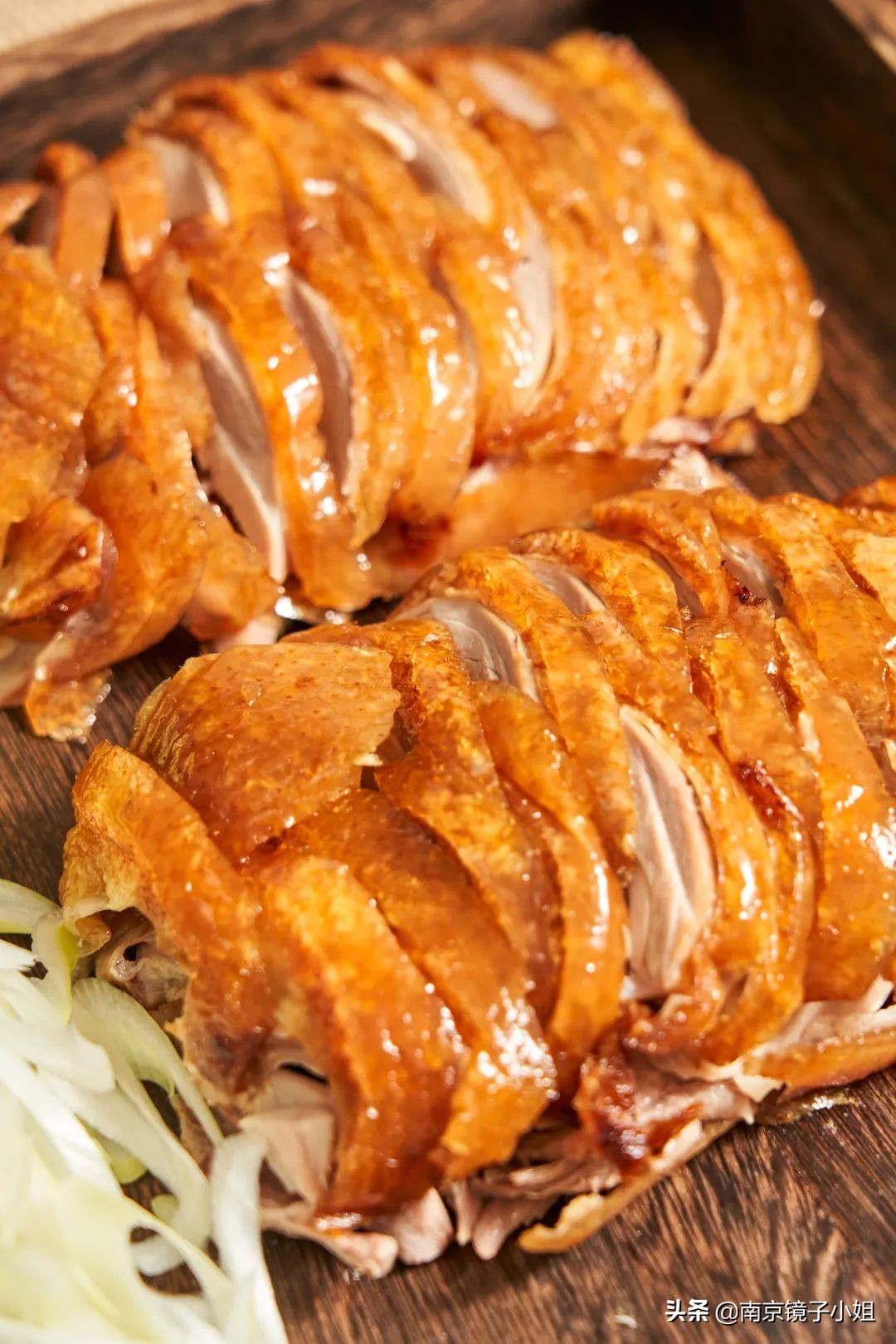 烤鸭最酥的一块鸭皮酥到了极点,味道纯正的烤鸭肉质鲜嫩