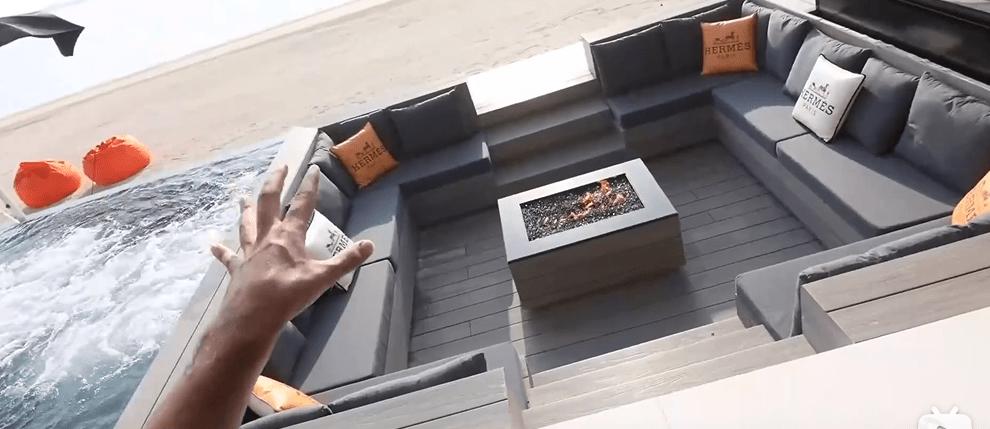 迪拜男子奋斗十年买下劳斯莱斯,迪拜小伙卖掉劳斯莱斯买法拉利