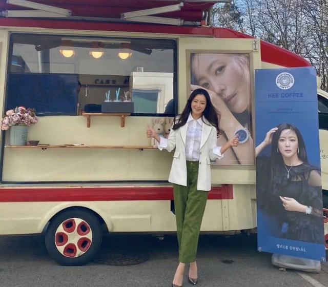 43岁豪门阔太金喜善晒近照,金喜善颜值巅峰出席活动