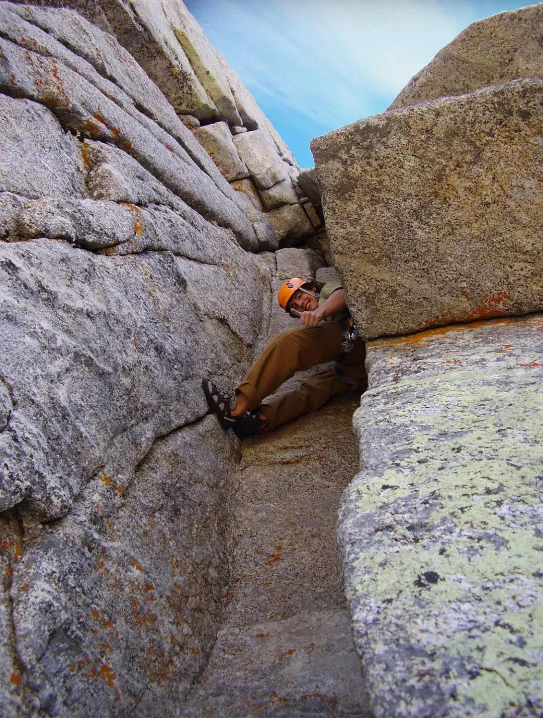 攀岩时的装备怎么弄,攀岩如果掉下去怎么办