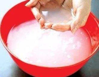 洗脸的时候放点盐有什么好处,洗脸时放点盐