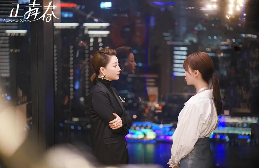 45岁视后曾翻热巴白眼，嘲唐嫣少女感，前夫入狱被男友踢屁股