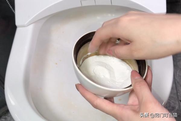 马桶里放点它助你搞定污垢,马桶撒点它一冲就干净