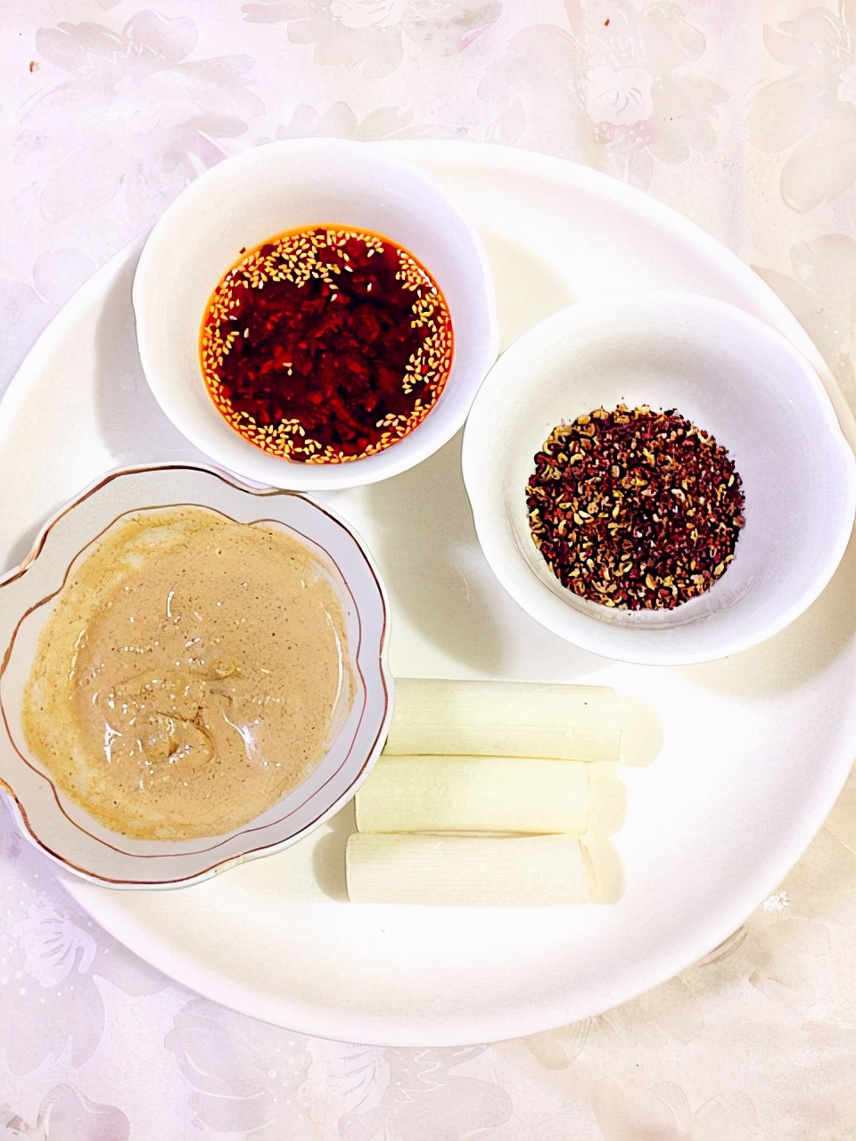 凉拌鸡丝的鸡丝又柴又硬,凉拌鸡丝做法加黄瓜丝和胡萝卜丝