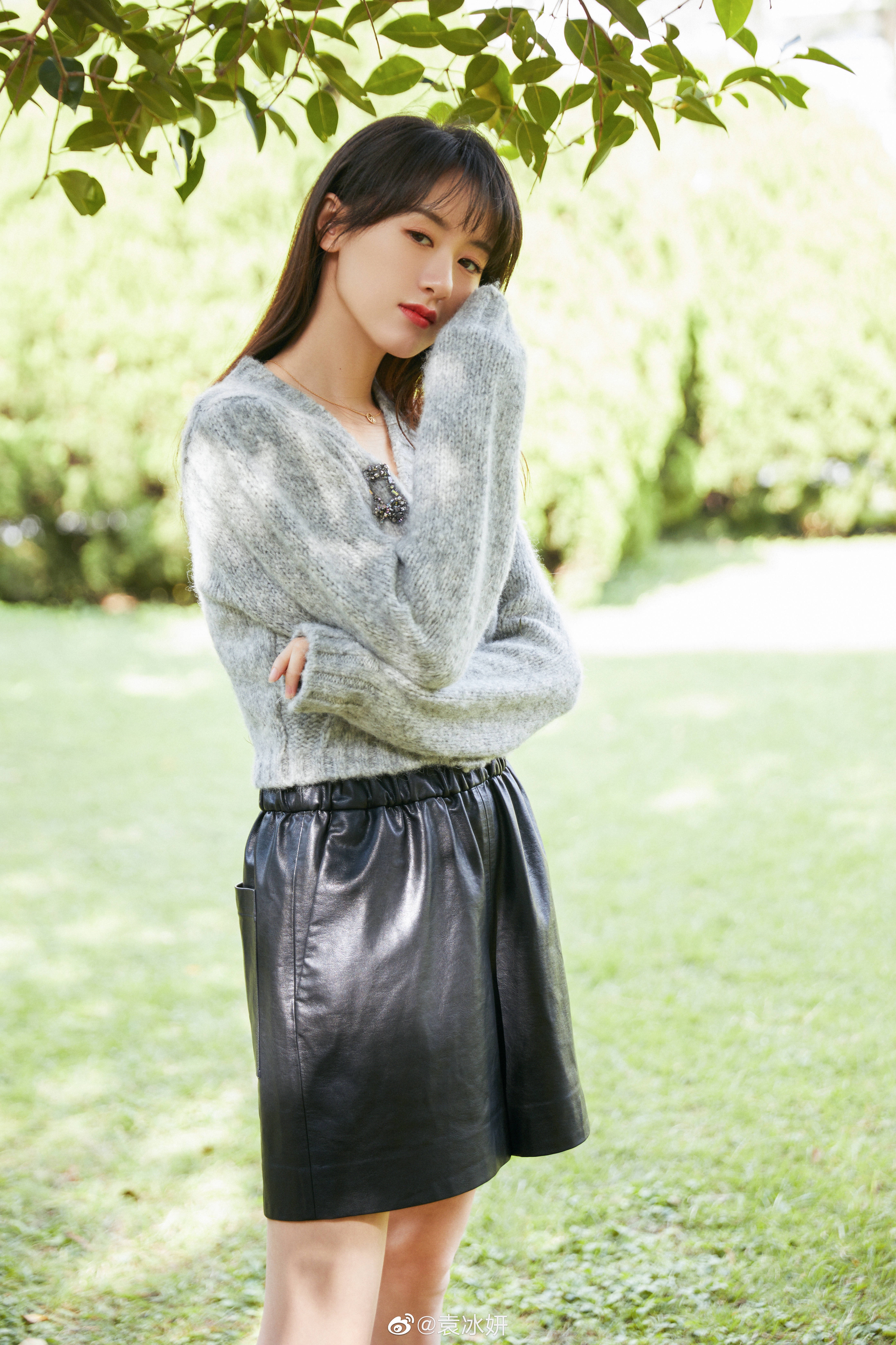 袁冰妍红色一字裙造型图片,袁冰妍粉色吊带中长款花色旗袍裙