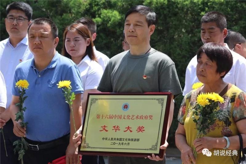 读《重渡沟•镜》，你流泪了么/胡建武