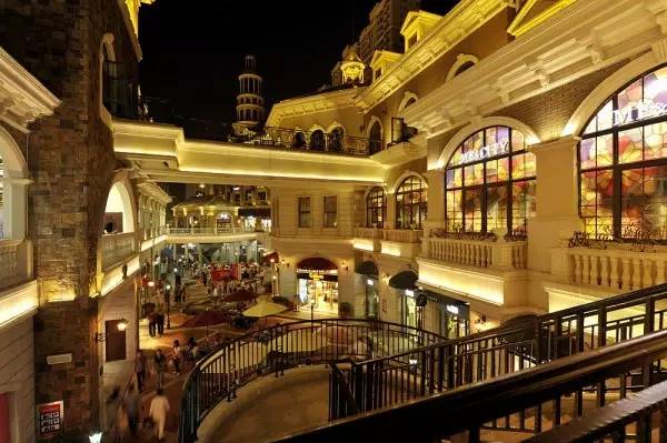 武汉最新最火的小吃一条街,武汉有一条街火了