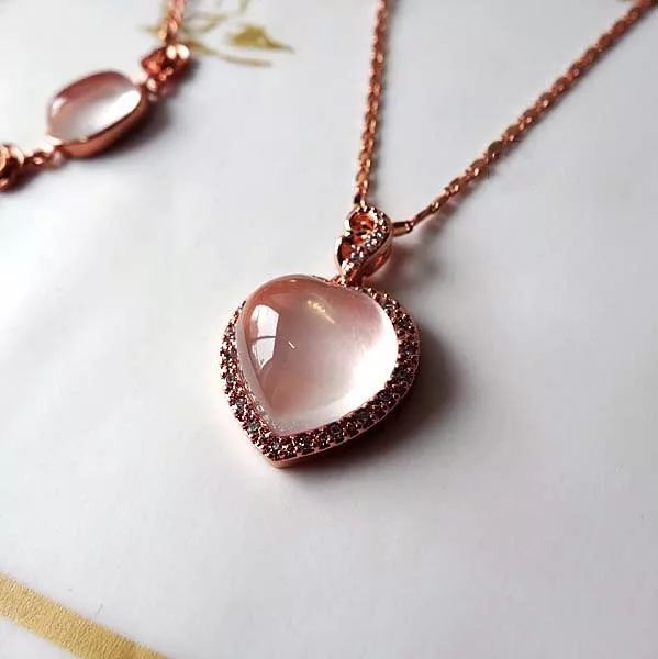 草莓晶与粉晶有什么区别,草莓晶是粉透的好还是红润的好