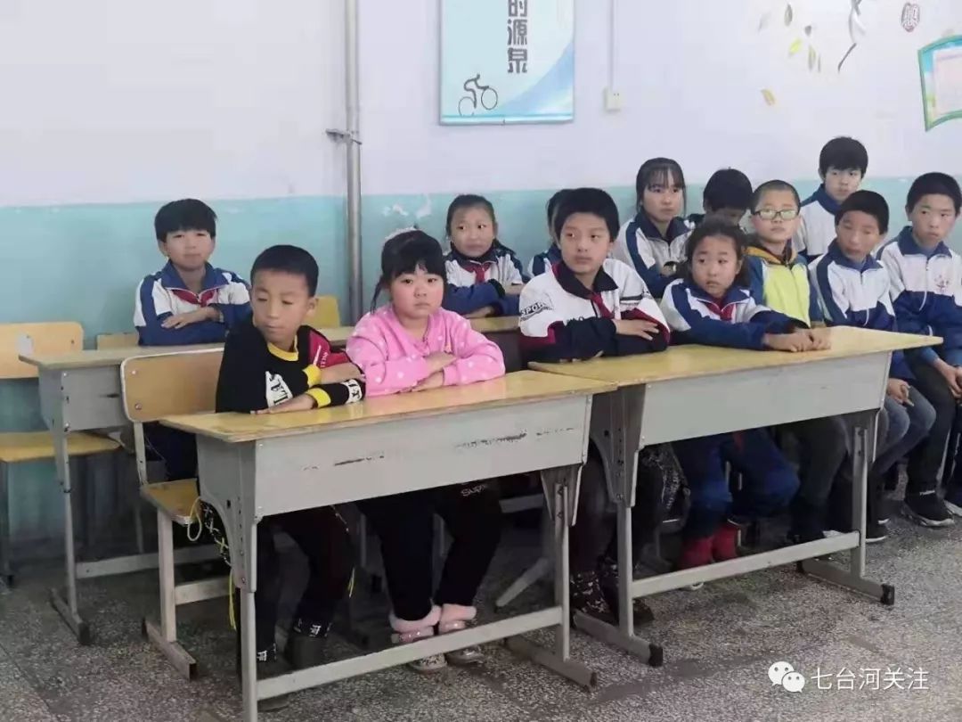 七台河电商人为龙湖矿龙兴学校捐赠7000元图书，设立爱心图书角