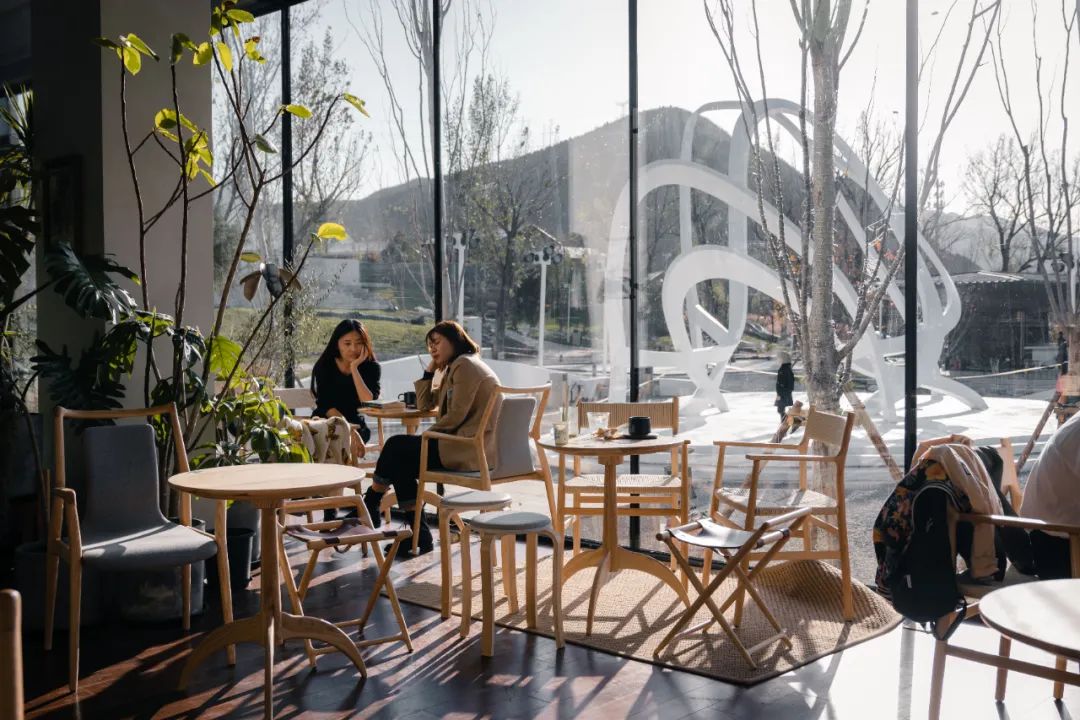 京城首家！探秘最热门“一尺花园”咖啡馆，西山脚*体下**会海派腔调