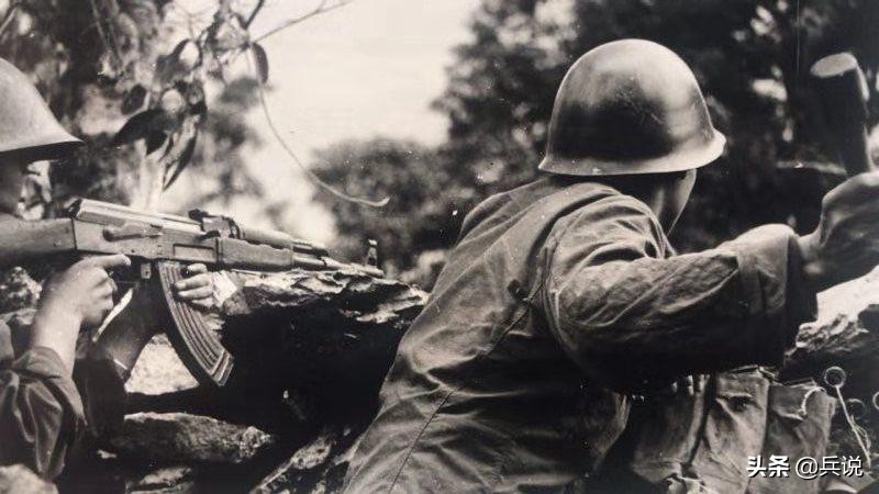老山前线三个战士炮击阵地,老山战役炮击敌人阵地露头就打