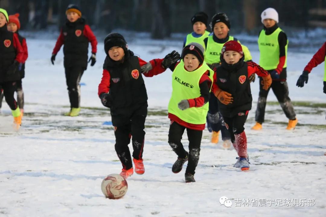 雪地快乐踢球,冰天雪地足球