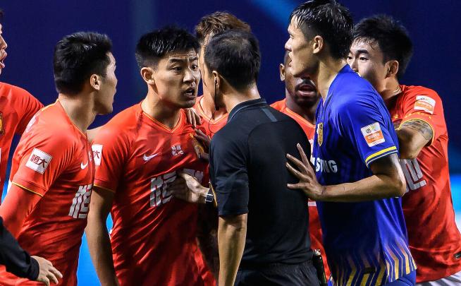 中超再现大规模冲突，裁判遭20余人包围，保安出动才能离场