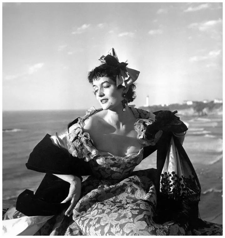 优雅与激情的化身，这个混迹巴黎40年的混血女人真致命