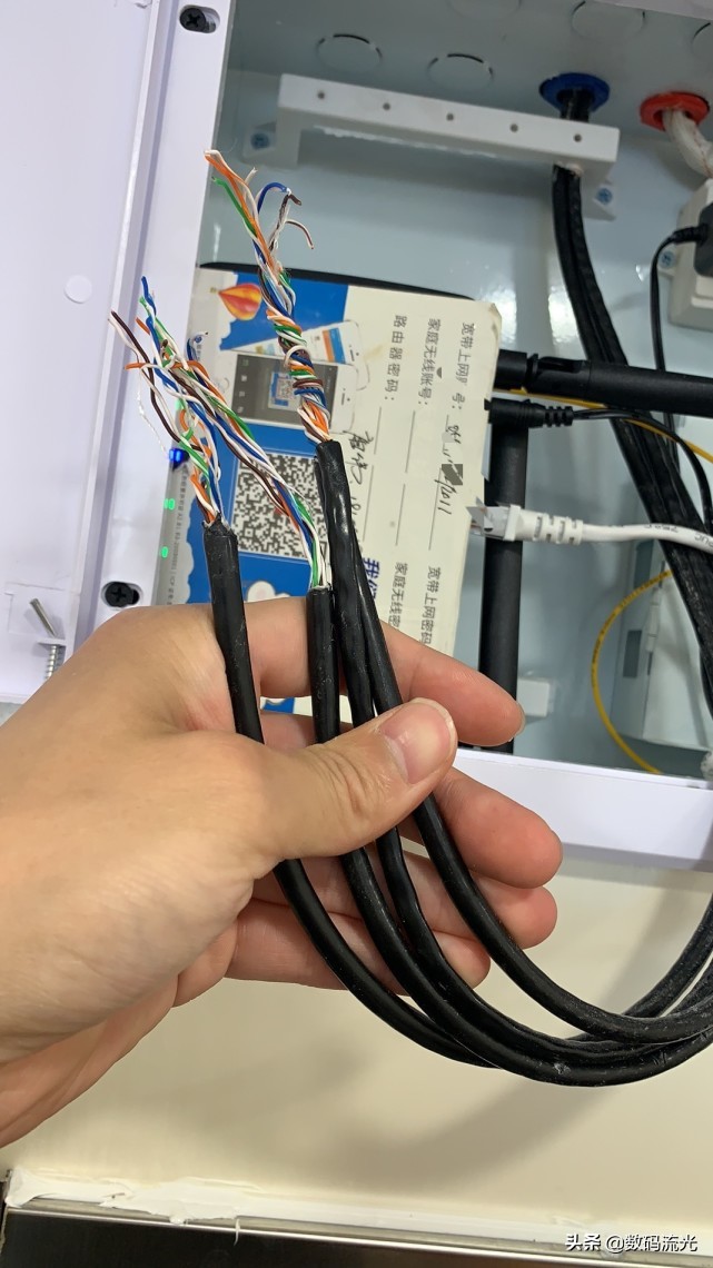 给老板装八个水晶头,我收费100二老板却付了200,难道是付错了?