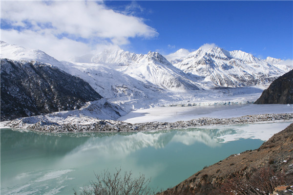 一个雪山脚下与世隔绝原始村落,这个被黑暗笼罩的村庄