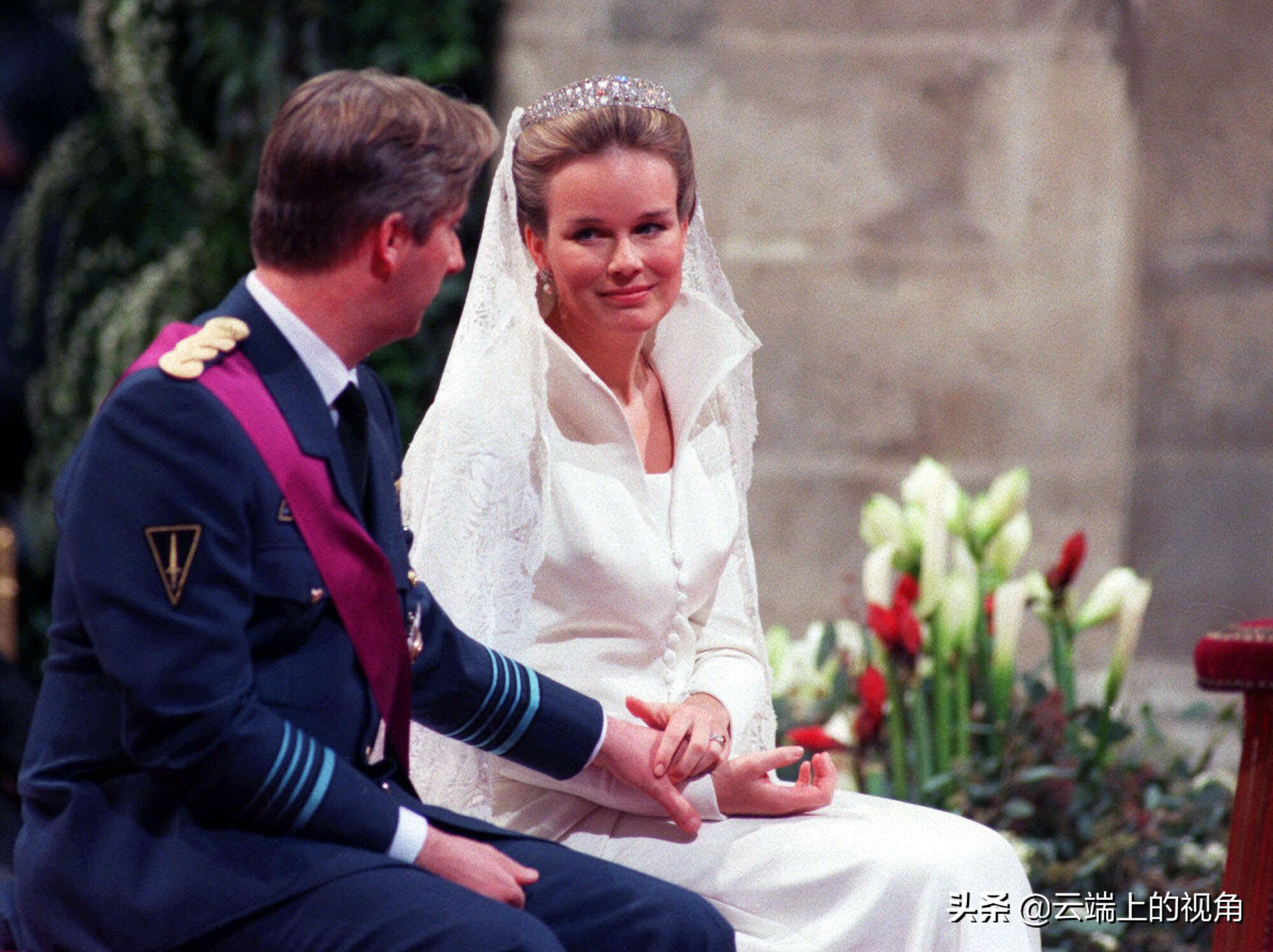 头皮扯出血也得忍着,这才是真正的“欲戴王冠必承其重”