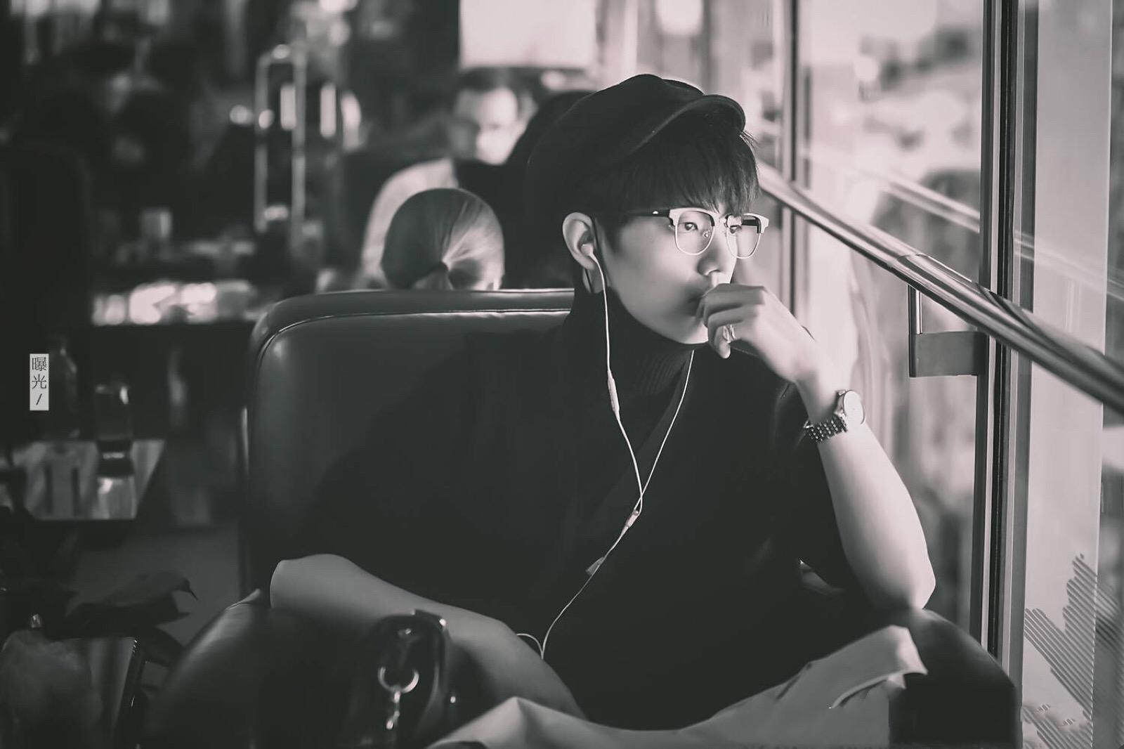 肖战：“社畜之光”华丽登场。中意他那有趣的灵魂