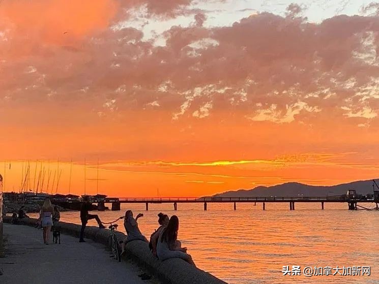 温哥华现最美晚霞+闪电温村秒变梦幻魔法城