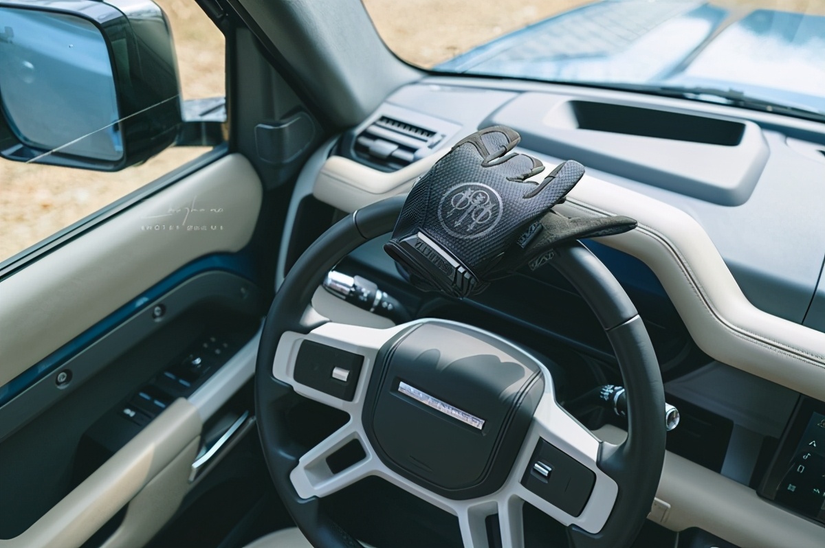 来自500年*火军**商的周边装备，情人节送男友一份“硬核”套装