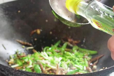 辣小鱼干最好吃的做法,小鱼干怎么做好吃又下饭