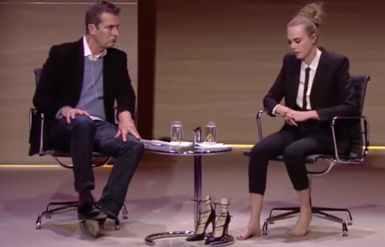 甜！英国贵族超模爱上美国女演员，机场热吻，狂撒狗粮