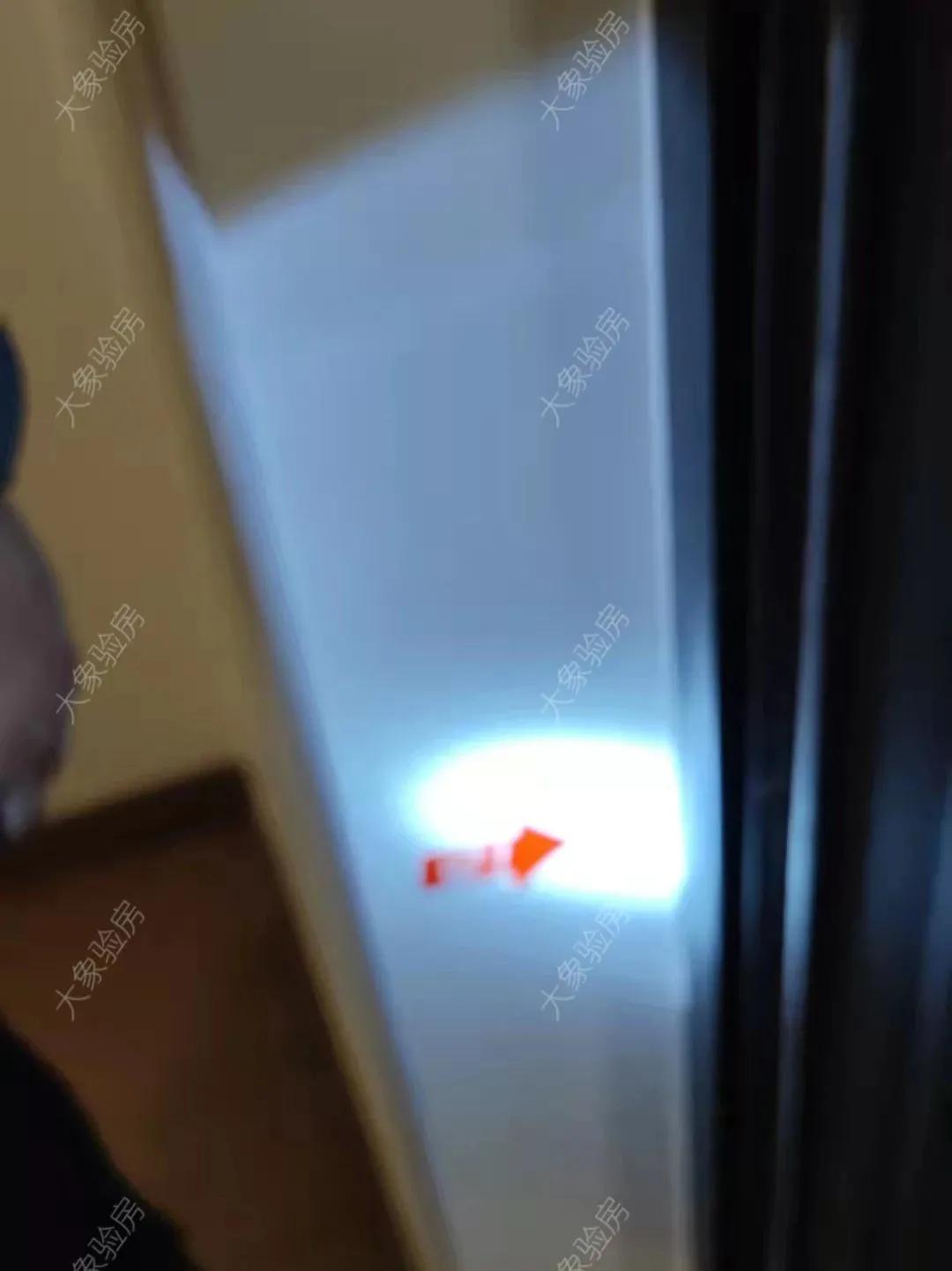 收房发现墙顶维修痕迹,精装房交房时踢脚线乳胶漆脱落