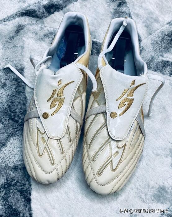 同是穿鞋挑剔的强迫症球星,10年前托尼克罗斯为小贝测试猎鹰鞋