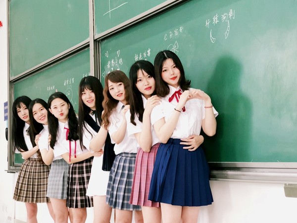 漂亮的女高中生校园校服照,大学女生穿校服自拍