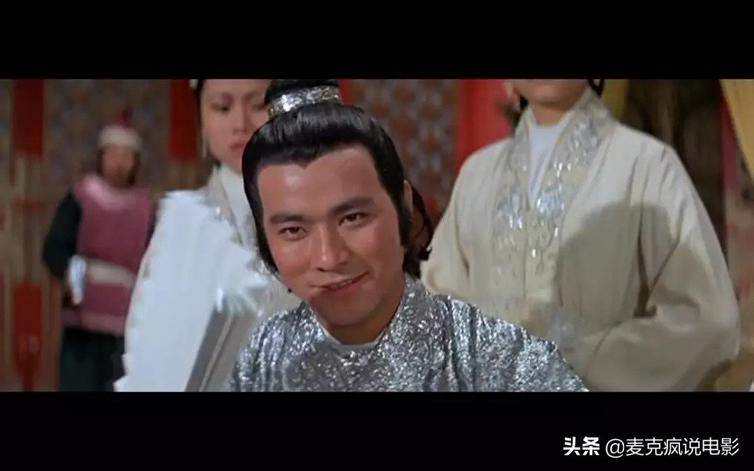 他将饰演警察当职业来做，影坛再也找不出他这样的阿sir专业户了