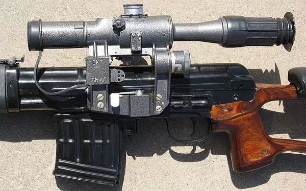 瞄准镜弹着点在准星下方,瞄准镜安在枪身左边还能瞄准吗