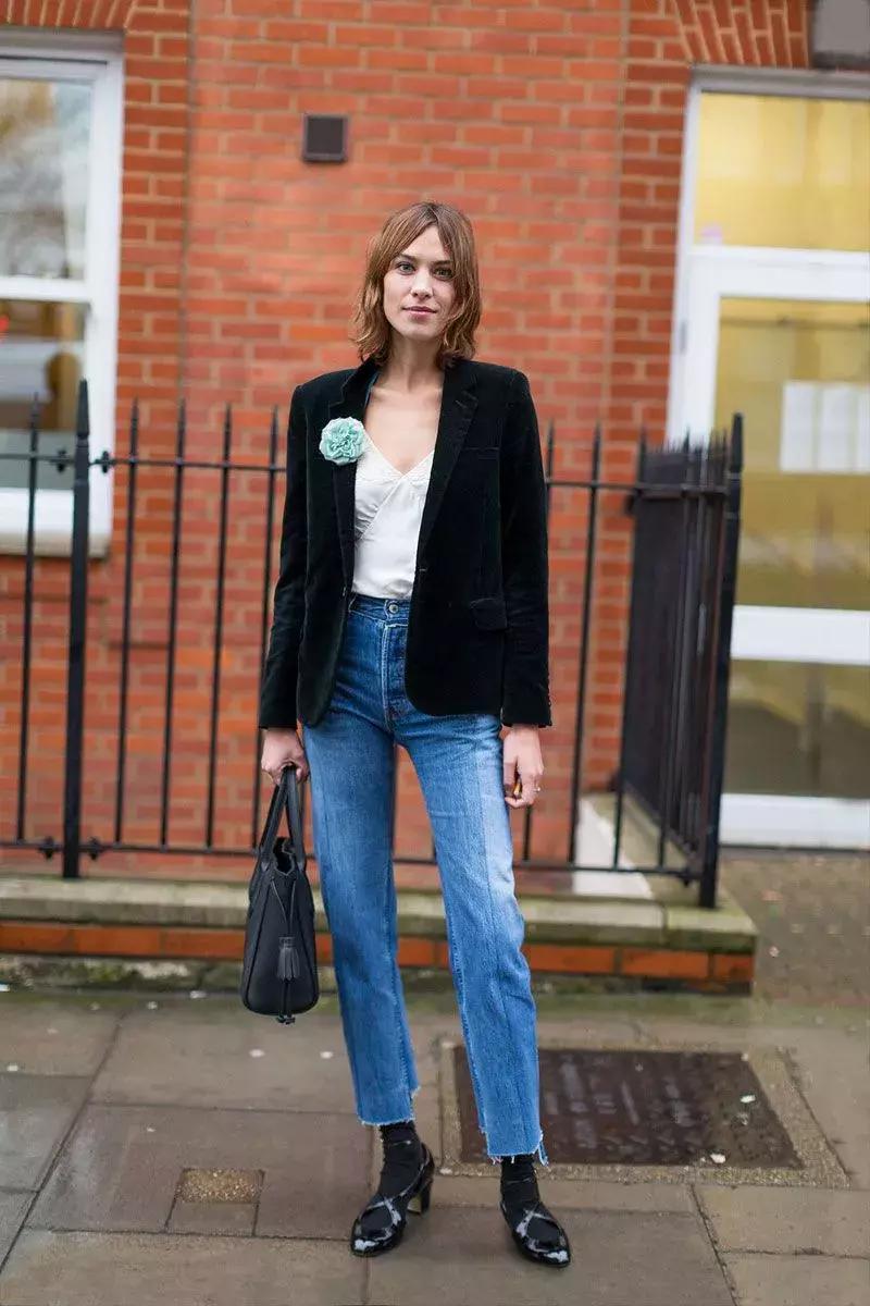 别再露脚踝了今年露袜才是王道,今年流行的露袜穿搭你知道吗