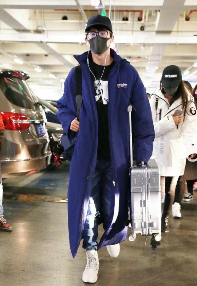 陈立农迪桑特羽绒服,陈立农同款冬季外套