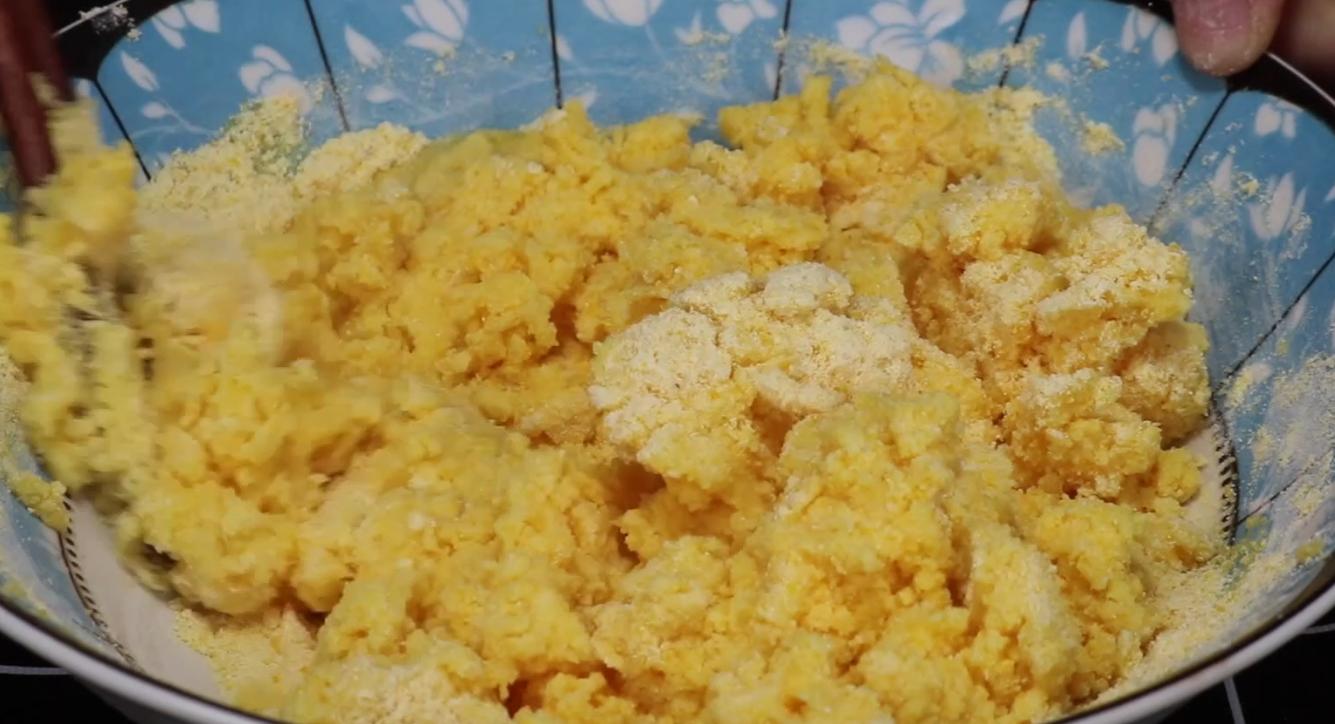 玉米面倒锅里瞬间变美食,玉米面倒进滚烫的牛奶里