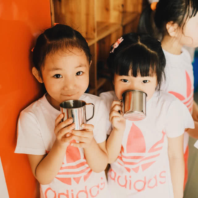 摄影师镜头里的幼儿园小朋友,摄影师给幼儿园小朋友拍照