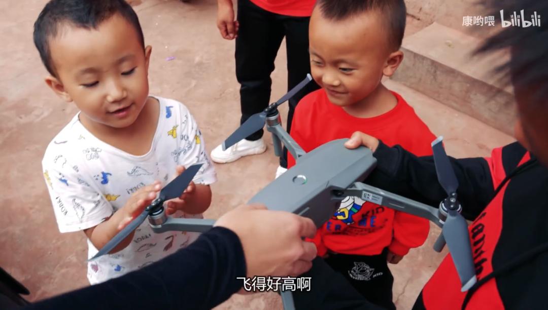 我们去了趟哔哩哔哩美丽小学，和B站小学生斗了波舞