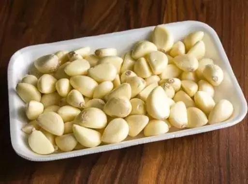 衣服粘了毛絮快速清除,洗衣机洗出来的衣服粘毛怎么办