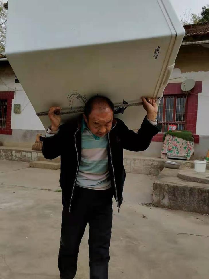 震惊！澳柯玛售后师傅背起冰柜暴走4公里秦岭山路