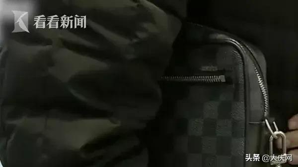 10年不褪色的lv包是真的吗,新买的lv包包褪色可以退吗