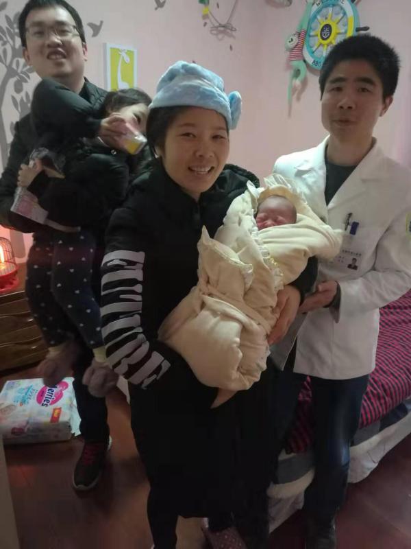 孕妈二胎发动来不及就医，男医生在家里用嘴吸出羊水，引网友点赞