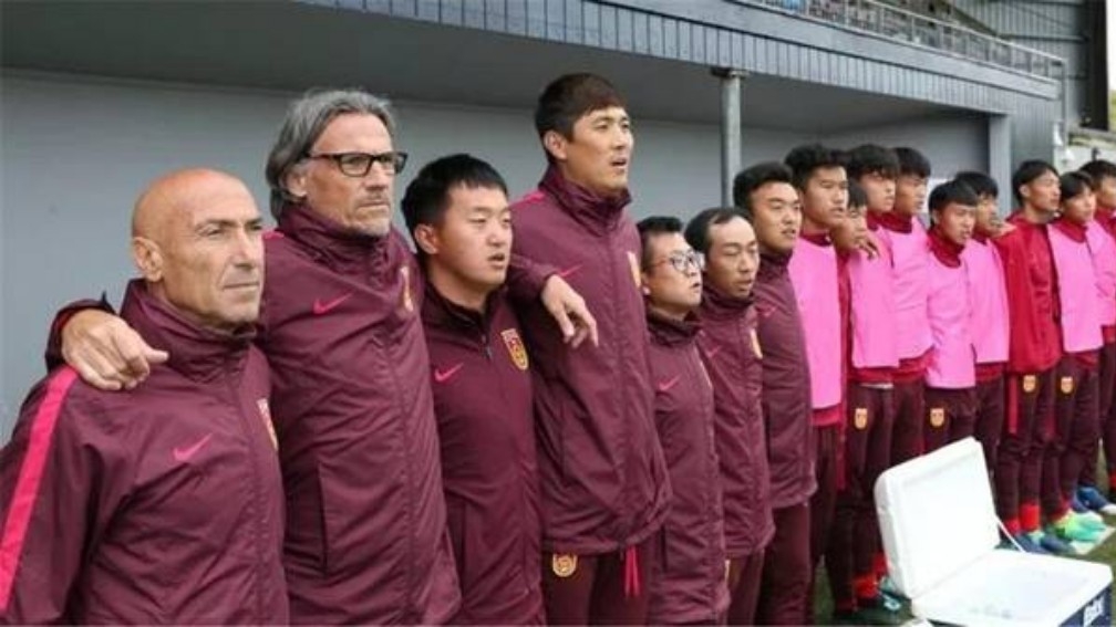 浮躁的中国足球人：职业裁判屡戏鲁能，体育精神拷问铁汉