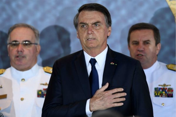 刚买中国一亿疫苗，巴西总统就信口开河，称中国发动“生物战”