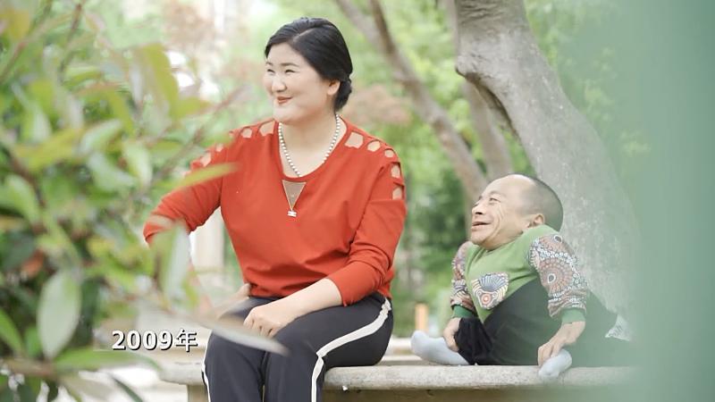 高165漂亮妻子嫁大10岁60厘米老公，被骂图钱，她：不在乎