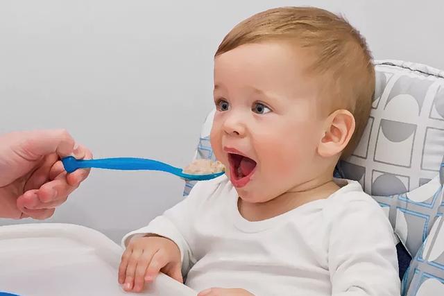 宝宝一岁多奶量还是一百八,宝宝一岁多了奶量少