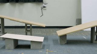 那个UC伯克利弹跳机器人可以蹦到户外玩耍了!还是靠那一条腿