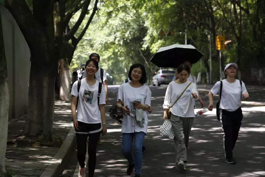 好老师教育“风雨同行十五载，携手并肩再奋进”主题拉练活动启动