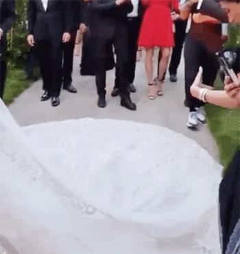 15万颗施华洛世奇水晶,eliesaab婚纱