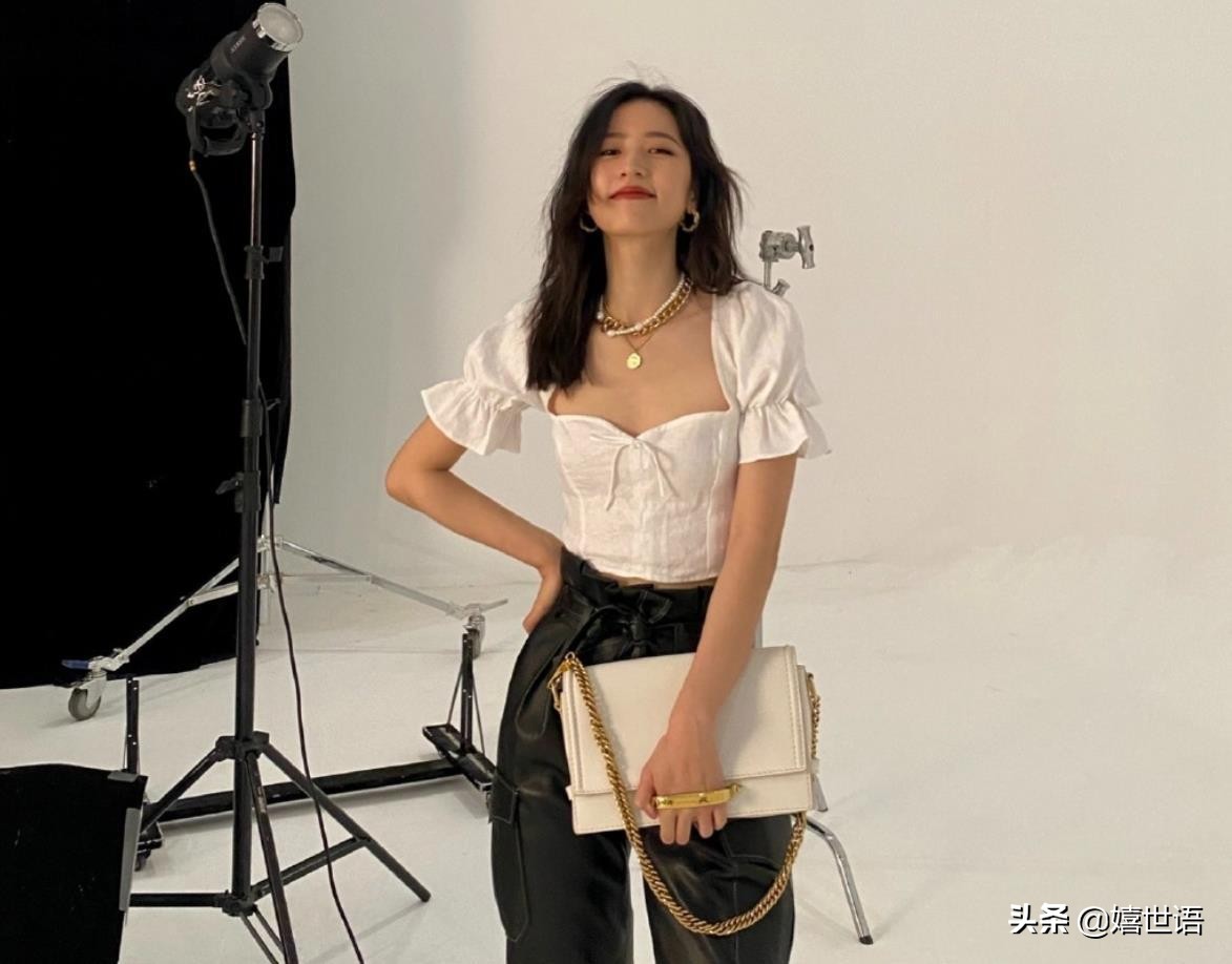 周雨彤穿板鞋图片,周雨彤spell牛仔裤穿搭